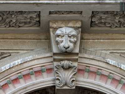 Sull�arco � ancora evidenziabile un tenue color rossastro: lo stesso presente sulle colonnine ai due lati che sostengono le mensole del sovrastante balcone